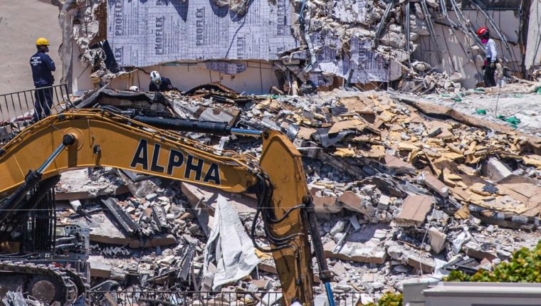 Search and Rescue teams look for possible survivors in the partially collapsed 12-story Champlain Towers South condo building on June 27, 2021 in Surfside, Florida. - The death toll after the collapse of a Florida apartment tower has risen to nine, the local mayor said on June 27, 2021, more than three days after the building pancaked as residents slept. 