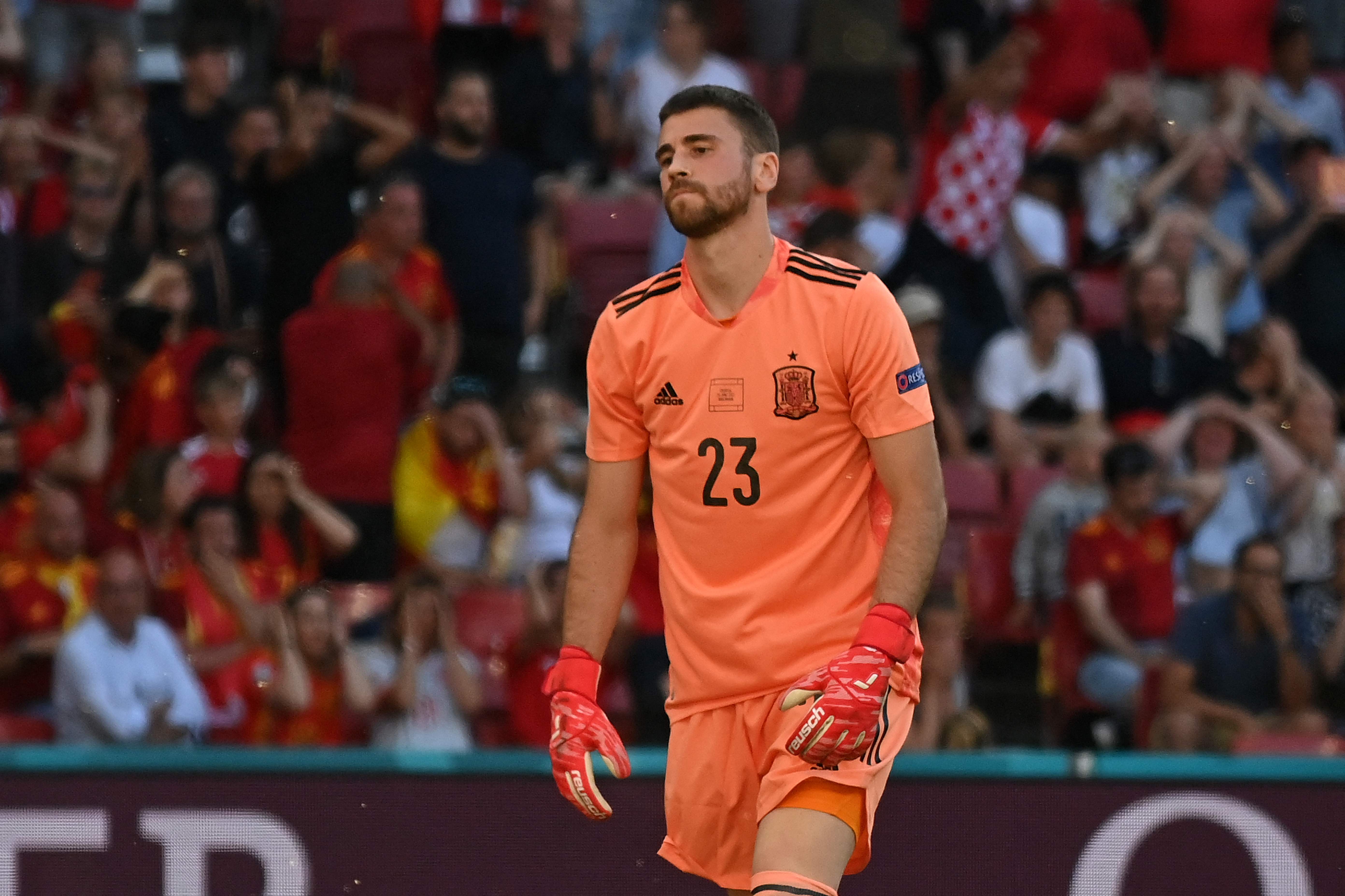 Unai Simon, portero de España, fue protagonista en el gol de Croacia, en el partido de octavos de la Eurocopa. (Foto Prensa Libre: AFP).