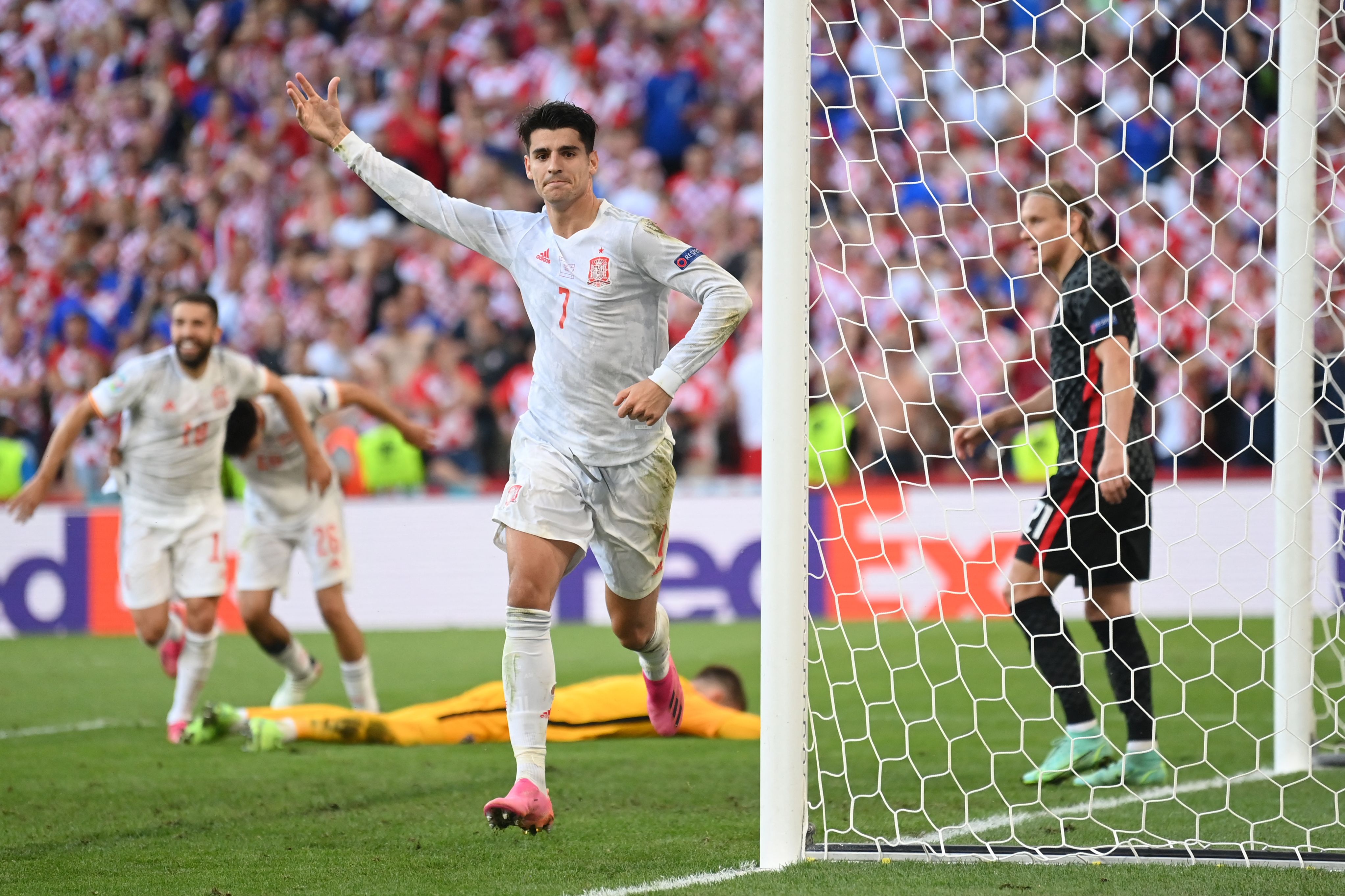 Alvaro Morata celebra el cuarto gol de España frente a Croacia en el partido de octavos de final. (Foto Prensa Libre: AFP).