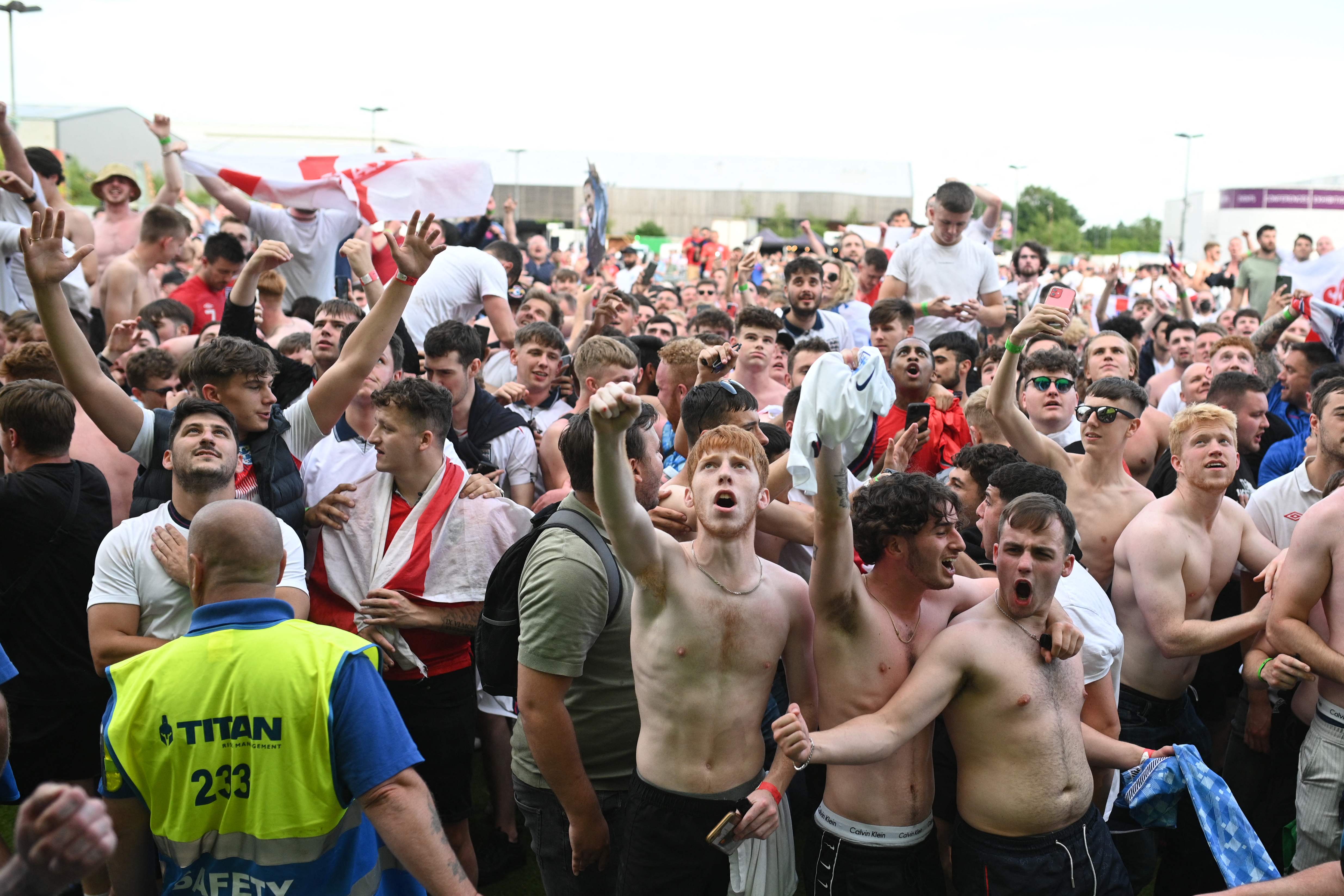 Los organizadores de la Euro 2020 en Italia esperan que lleguen al menos unos 2 mil 500 fanáticos de Inglaterra. Han activado alertas sanitarias para evitar contagios de la variante delta de covid-19. Foto Prensa Libre: AFP.