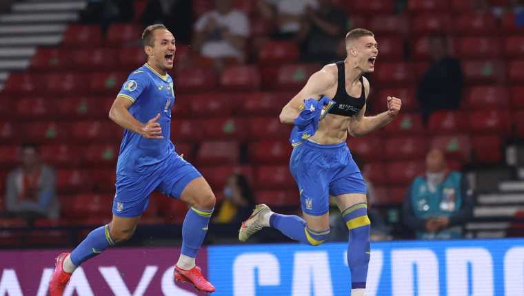 El delantero Artem Dovbyk (D) marcó el gol de la victoria ante Suecia. en el segundo tiempo suplementario. Foto Prensa Libre: AFP.