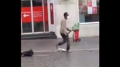 Momento en el que un hombre ataca con cuchillo a un grupo de personas en Alemania. (Foto Prensa Libre: Tomada de redes sociales) 
