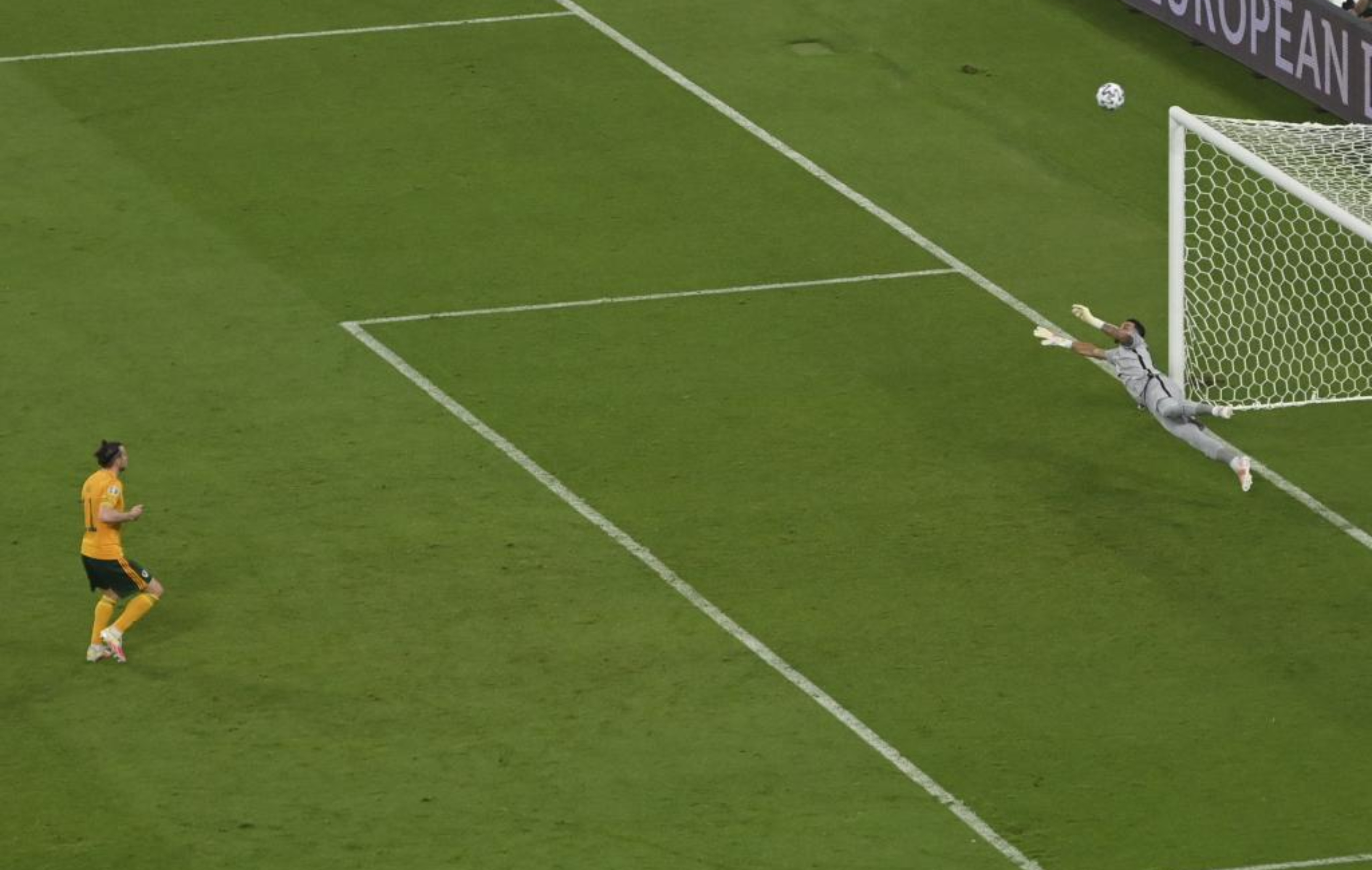 Gareth Bale erró un penal en el partido ante Turquía. Al jugador galés le cometieron una falta y él mismo fue al cobro. Foto Prensa Libre: Captura de pantalla.
