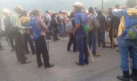 Bloqueo por parte de exmilitares en el km 136 de la ruta al Atlántico, en Río Hondo, Zacapa. (Foto Prensa Libre: Tomada de Nuestra Zacapa)

