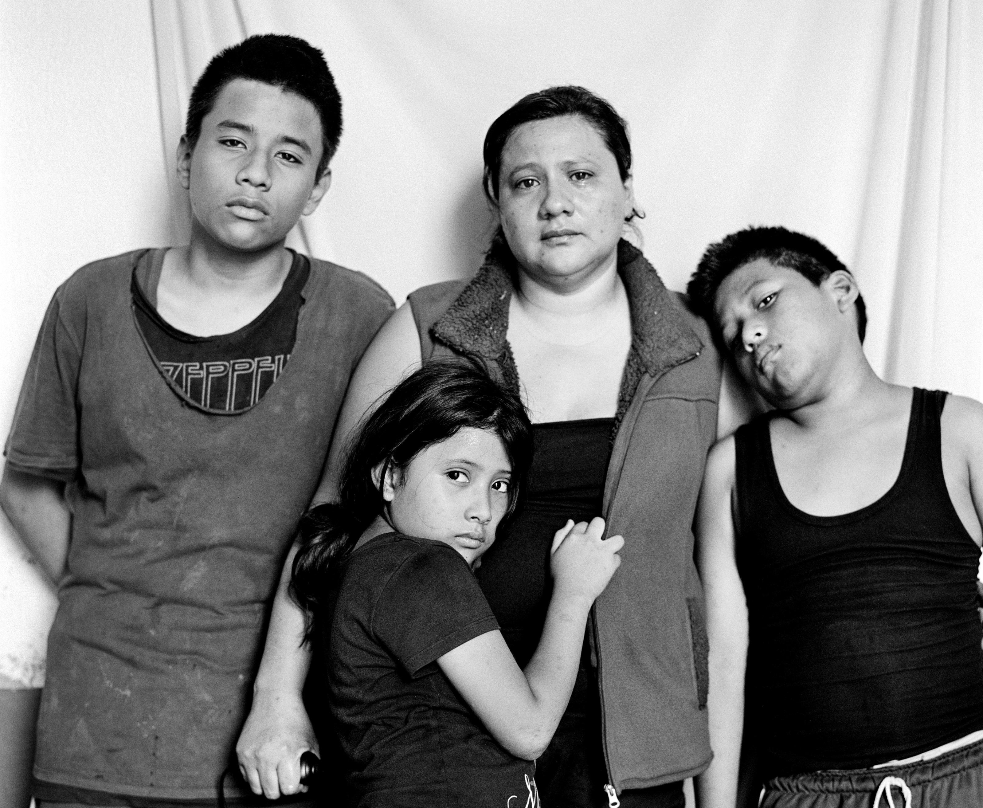 América Yanira López, de 35 años, y sus hijos Miguel. 12, Philipe, 10, y Adriana, 7, en un albergue católico para migrantes en Reynosa, México, el 4 de mayo de 2021.  (Foto Prensa Libre: Adam Ferguson/The New York Times)