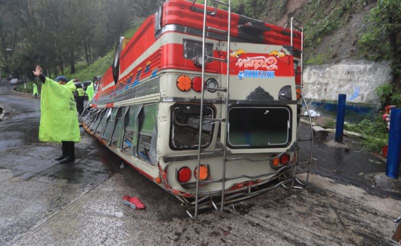 Bus accidentado en Mixco. (Foto Prensa Libre: Byron García)