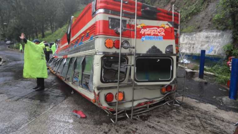 Bus accidentado en Mixco. (Foto Prensa Libre: Byron García)