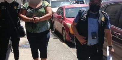 Una de las capturadas por la muerte de Lendy Mishel Monterroso Juárez, en Escuintla. (Foto Prensa Libre: PNC) 