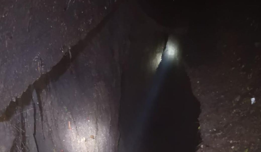 Las autoridades perforan pozos de visita para llegar a la zona afectada y rellenar las cavernas y reparar el colector dañado. (Foto Prensa Libre: Hemeroteca PL)