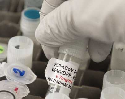 Novavax dice que su vacuna anticovid es efectiva en más de 90%, incluso contra variantes