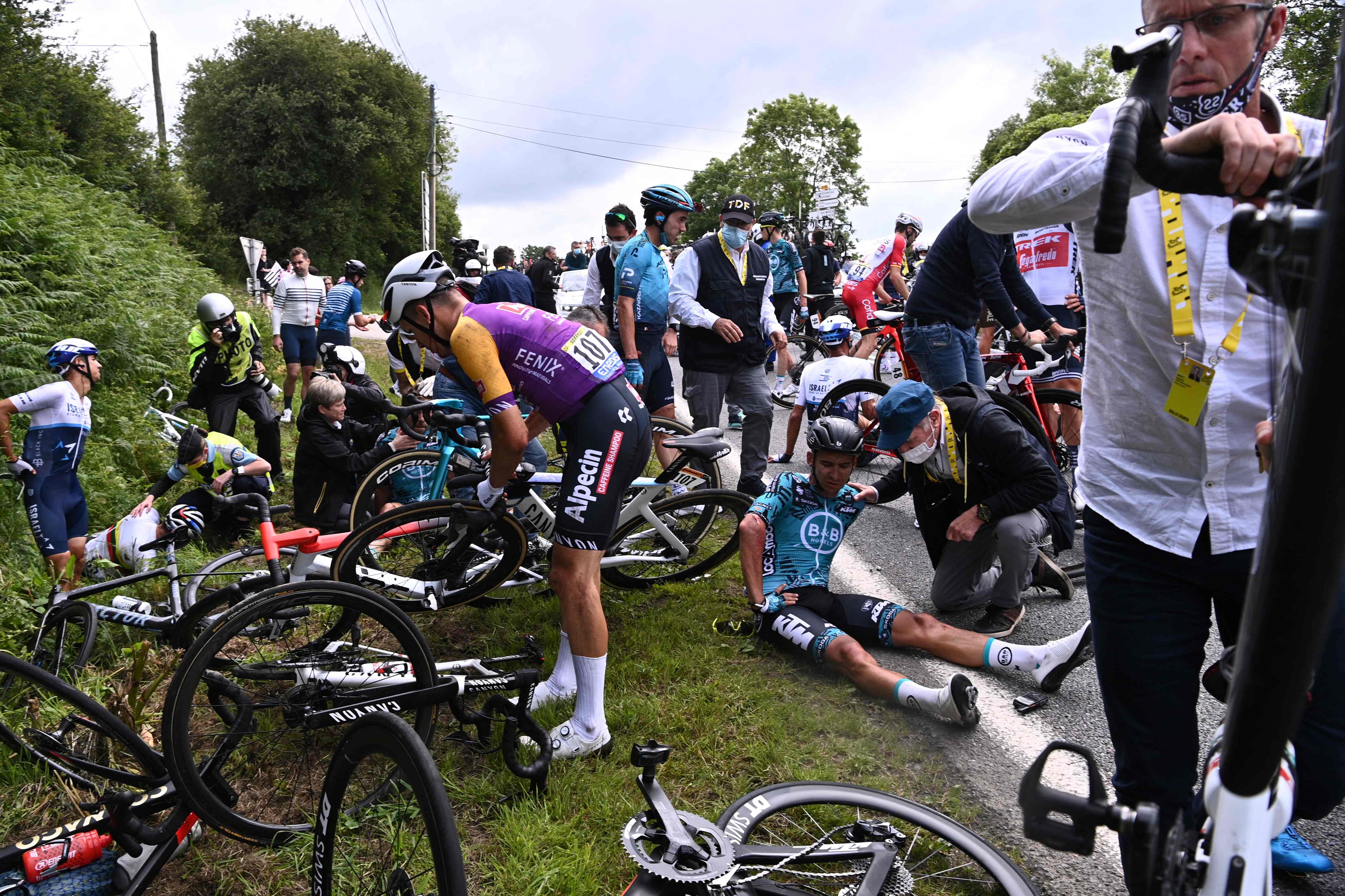 Al menos 20 pedalistas sufrieron lesiones a causa de la caída multitudinaria en la primera etapa del Tour de Francia. (Foto Prensa Libre: AFP)