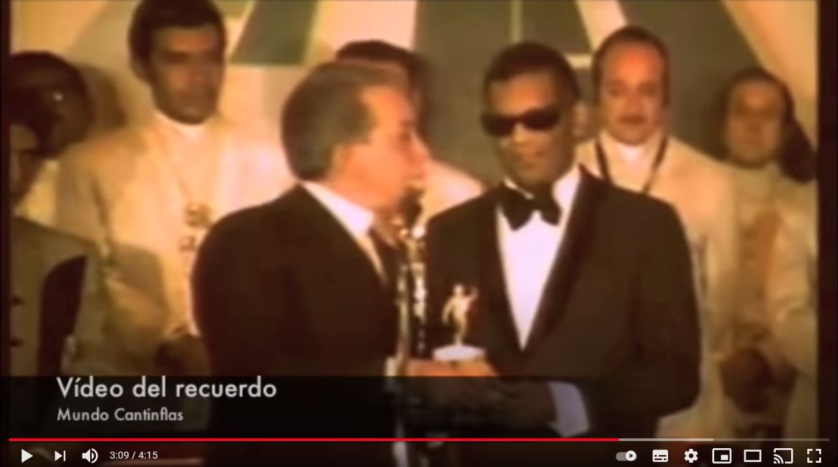
“Cantinflas” le entregó un premio al cantante Ray Charles en 1970. (Foto Prensa Libre: Captura de pantalla de video de YouTube)

