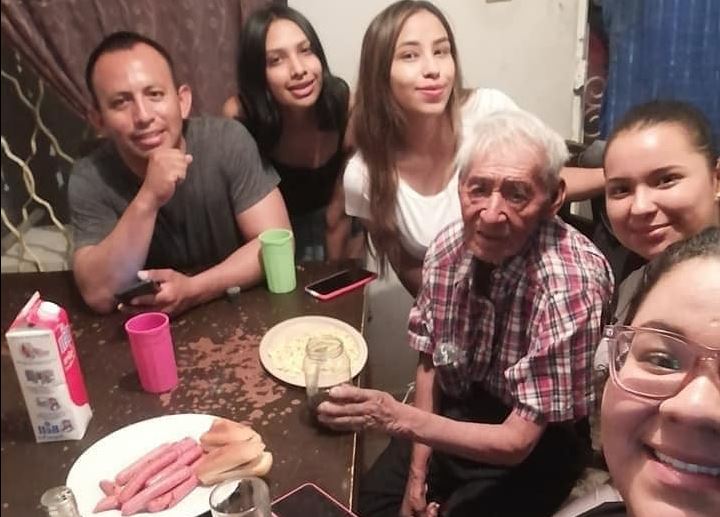 El adulto mayor compartió con la familia que lo rescató de las calles. (Foto Prensa Libre: Interdiario De Cuautla) 