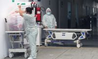 Enfermeros se preparan para asistir a pacientes en cuidados intensivos en el Hospital Temporal del Parque de la Industria. (Foto Prensa Libre: María Reneé Barrientos)
