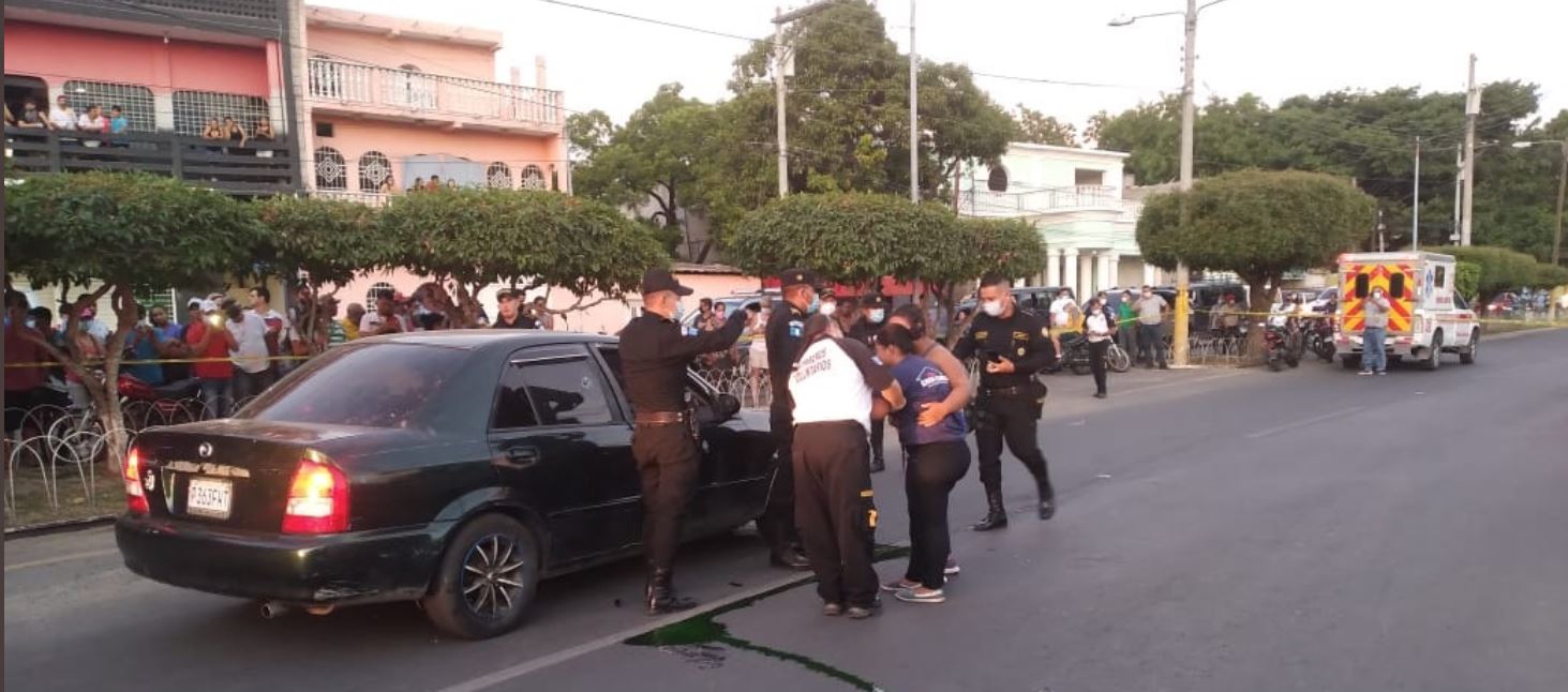 El agente de la PNC Henry Geovany Antón Madrid fue atacado en una calle de Zacapa. (Foto Prensa Libre: Bomberos Voluntarios)

