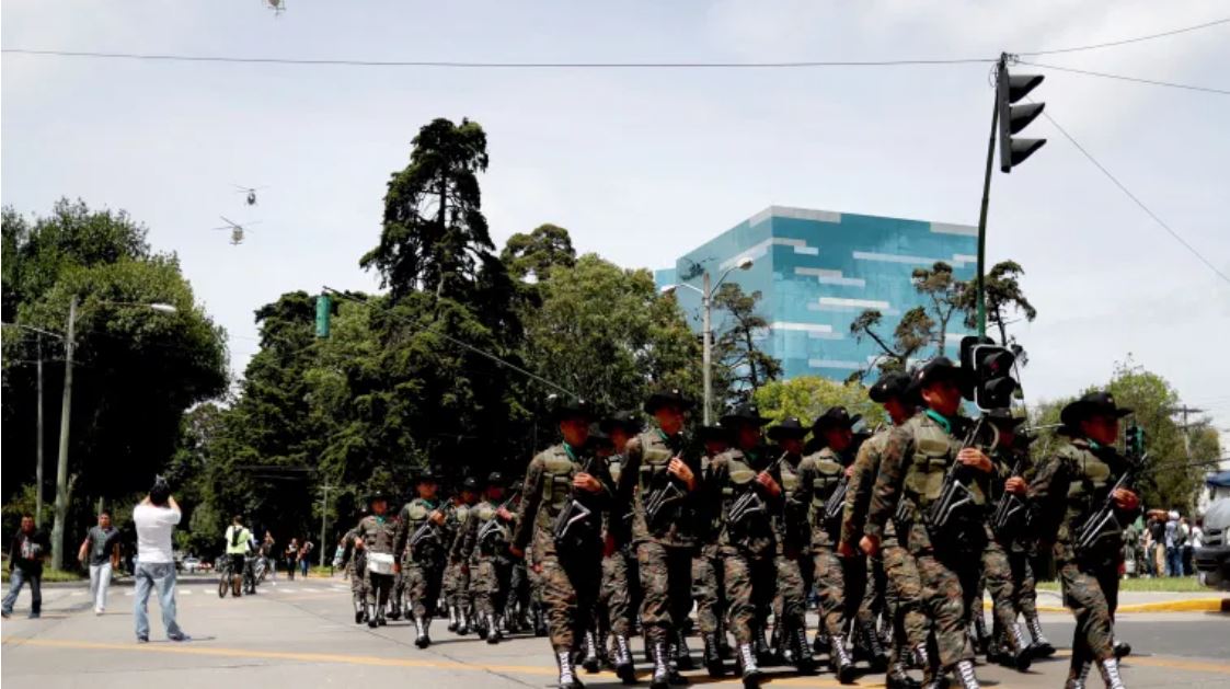 A diferencia de otros años, un desfile militar no saldrá a las calles el próximo 30 de junio. (Foto Prensa Libre: Hemeroteca PL) 