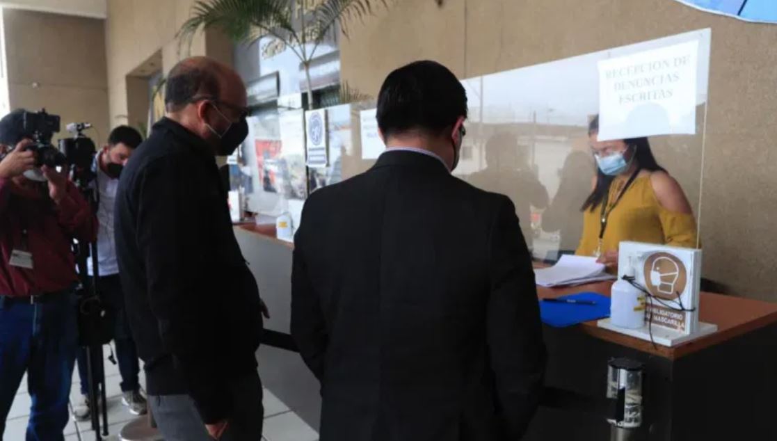 Manfredo Marroquí, izquieda, y Edy Cux, de Acción Ciudadana, presentan la denuncia en el MP contra el presidente Alejandro Giammattei y la ministra de Salud, Amelia Flores. (Foto Prensa Libre: Elmer Vargas) 