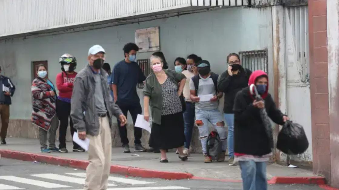 Grandes cantidades de personas buscan hacerse la prueba de coronavirus. (Foto Prensa Libre: Érick Ávila) 