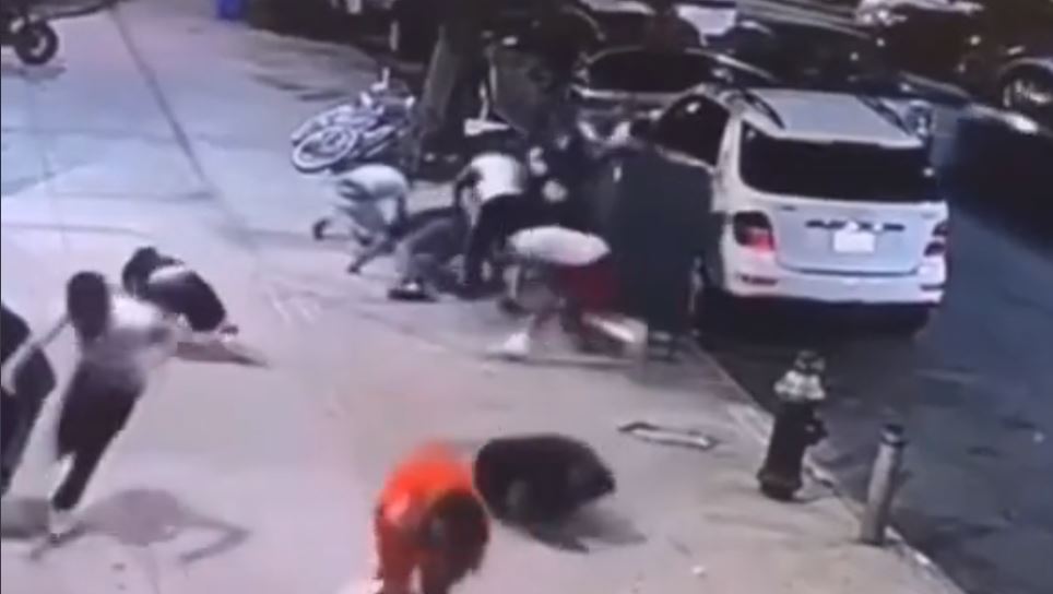 Un hombre se hizo el muerto durante una balacera. (Foto Prensa Libre: Tomada del usuario de Tik Tok rbtalexander)