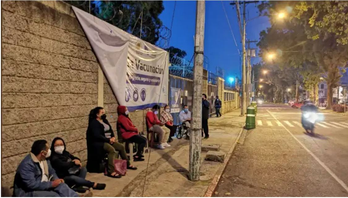 Personas aprovecharon el fin de semana que se extenderá hasta el lunes para obtener una dosis de las vacunas contra el coronavirus. Las filas iniciaron desde la madrugada. (Foto Prensa Libre: cortesía) 