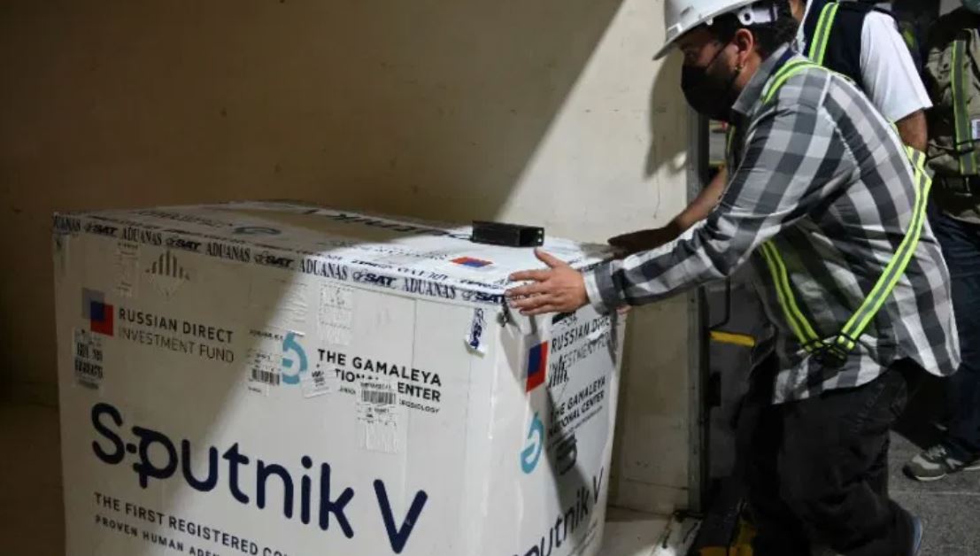 Guatemala compró vacuna a Rusia pero la entrega ha sido lenta. (Foto Prensa Libre: AFP) 