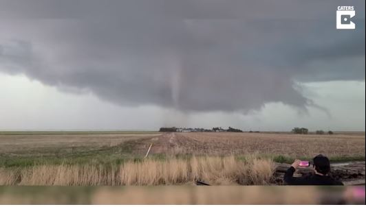 El video de un tornado que destruyó una pequeña ciudad en Kansas se ha hecho viral. (Foto Prensa Libre: Captura de pantalla de YouTube)