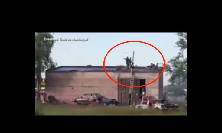 Las autoridades lograron controlar al inconforme. (Foto: captura de pantalla de video de cronica.com.ar). 