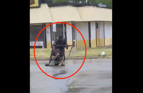 Video: el dramático y fuerte momento en el que un policía rompe en llanto luego de disparar y matar a una adolescente