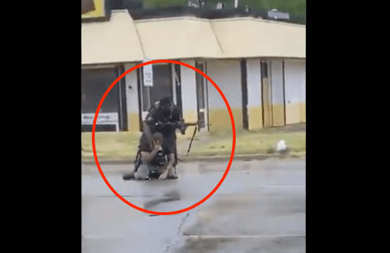 El dramático momento en el que el policía rompe en llanto. (Foto: captura de pantalla Twitter/@TCReporter). 