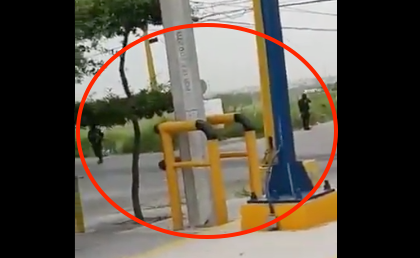 Videos: Balacera y persecución entre comando armado y policía provoca terror a plena luz del día en México