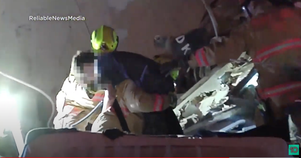 El momento en el que el menor es rescatado fue captado por las cámaras. (Foto captura de pantalla Youtube/10 Tampa Bay). 
