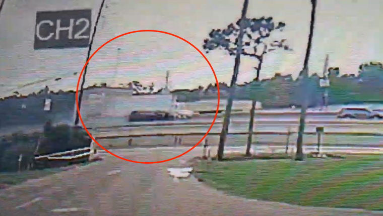 El accidente quedó grabado. (Foto captura de pantalla Youtube/
12NewsNow). 
