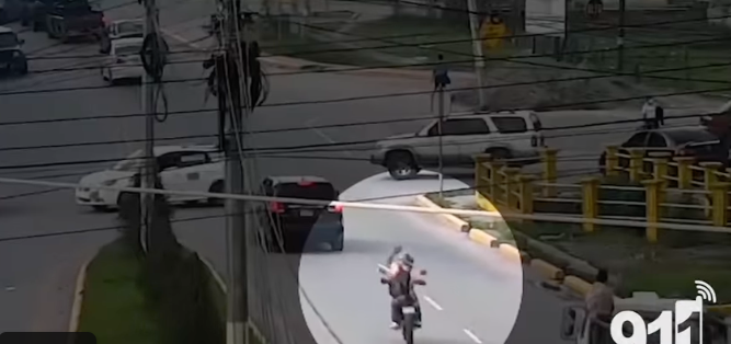 Se distrae por discutir e impacta contra vehículo: Video muestra el momento en que motorista sufre accidente