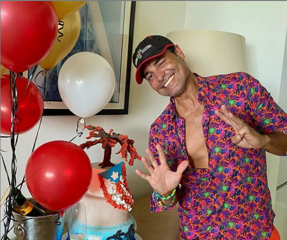 Chayanne llega a los 53 años y lo celebra con trabajo, salud y sonrisas