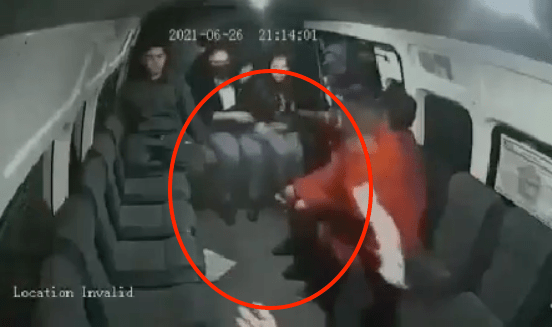 El asaltante obliga al niño a alcanzarle un el móvil robado. (Foto captura de pantalla Instagram/@elgraficomx).