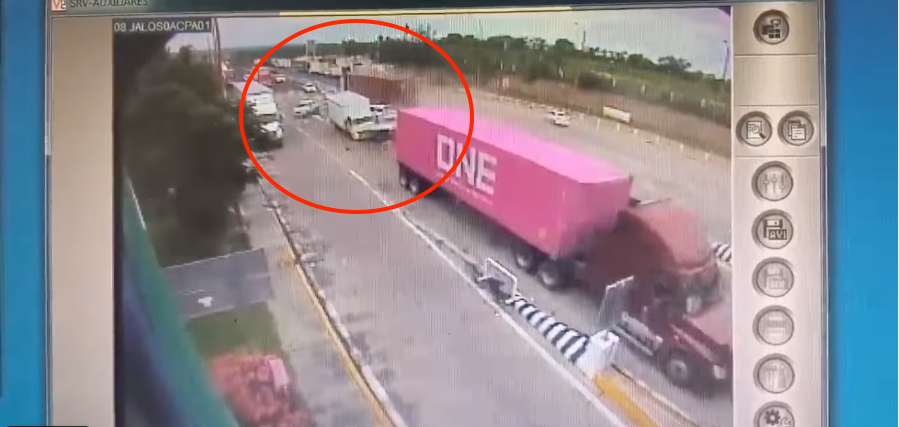 El incidente quedó grabado por las cámaras de la autopista. (Foto captura de pantalla Facebook/@quierotvGDL). 