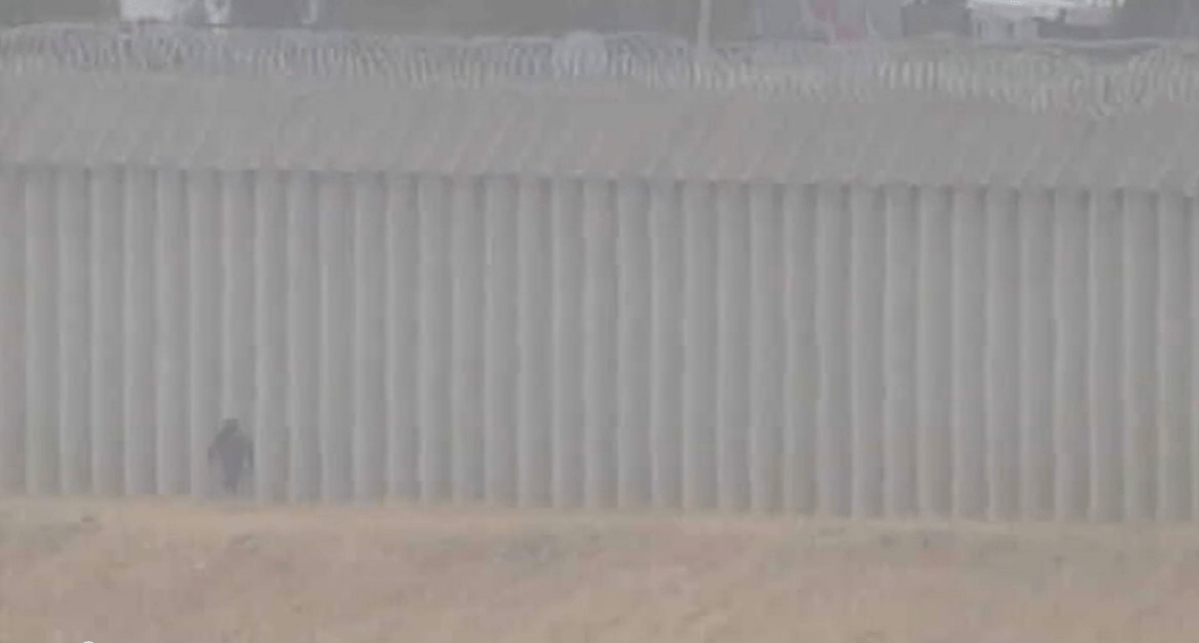 Hallan a niña guatemalteca de 5 años abandonada cerca del muro fronterizo de EE. UU.