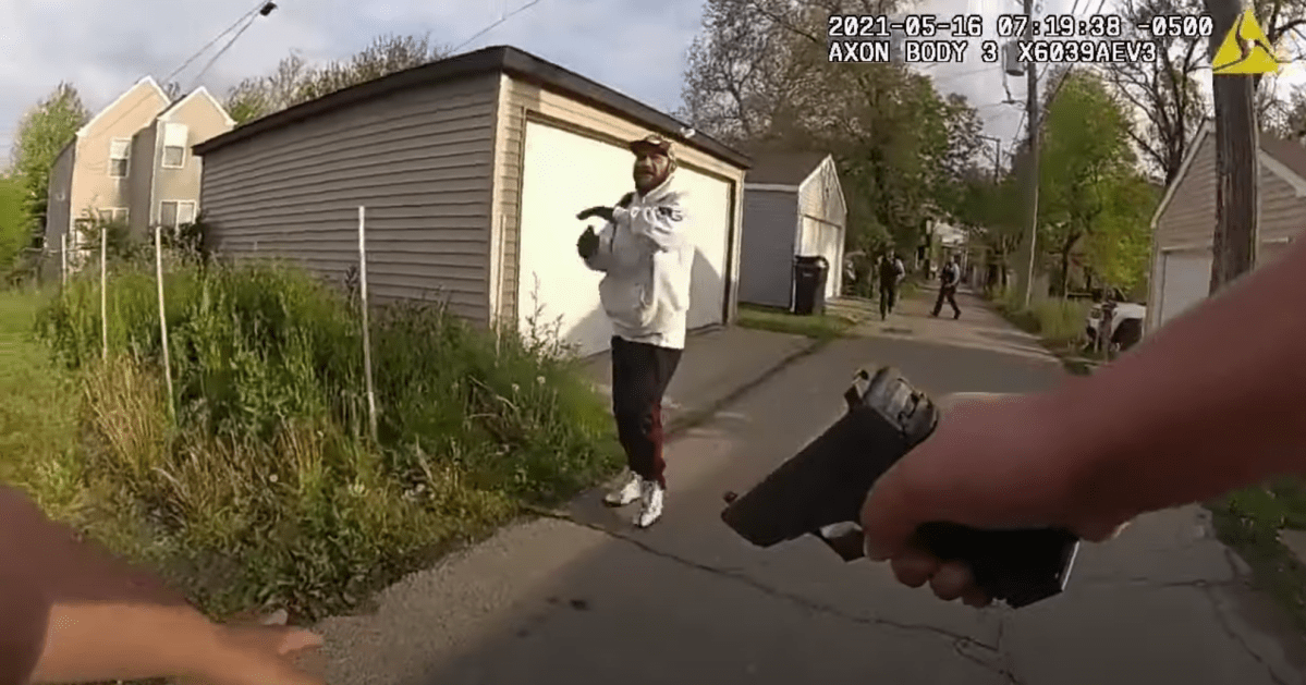 Video muestra a un hombre disparar contra varios policías de Chicago