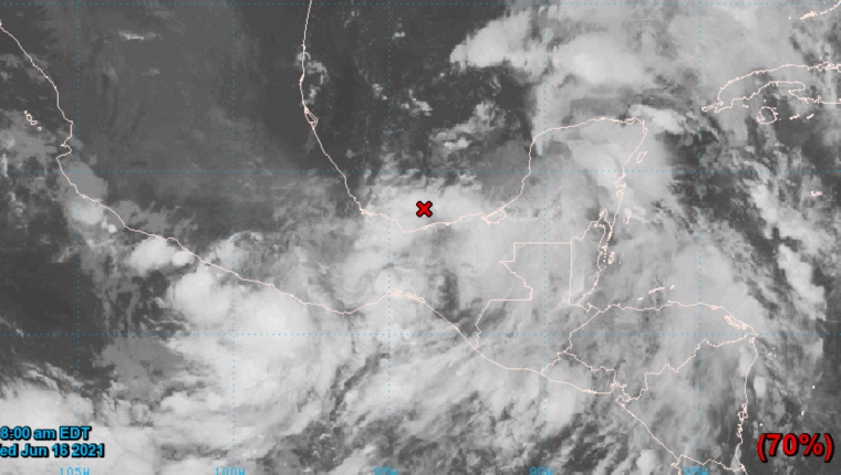 La posible tormenta tropical se presenta en las costas del Golfo de México y amenaza con afectar territorio centroamericano. (Foto Prensa Libre: National Hurricane Center)