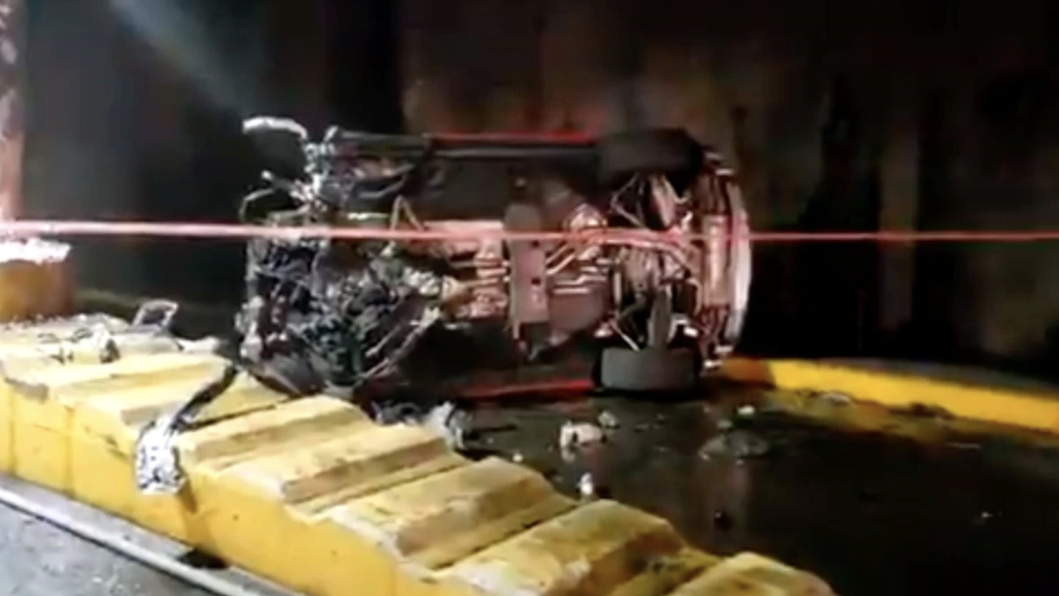 El Lamborghini del "Chucky" quedó calcinado luego de volcar debido al impacto. (Foto Prensa Libre: @hederzona3/Twitter)