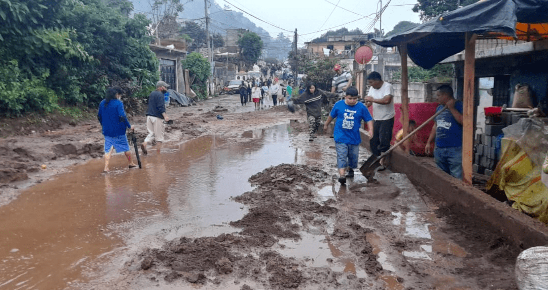 En zona 2 de Villa Nueva se evacuaron 116 personas debido a las fuertes lluvias. (Foto Prensa Libre: Conred)