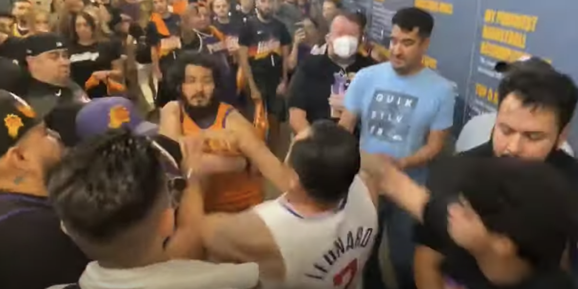 Una batalla campal se dio durante el encuentro entre Phoenix y Los Angeles. (Foto Prensa Libre: MLG Highlights/YouTube)