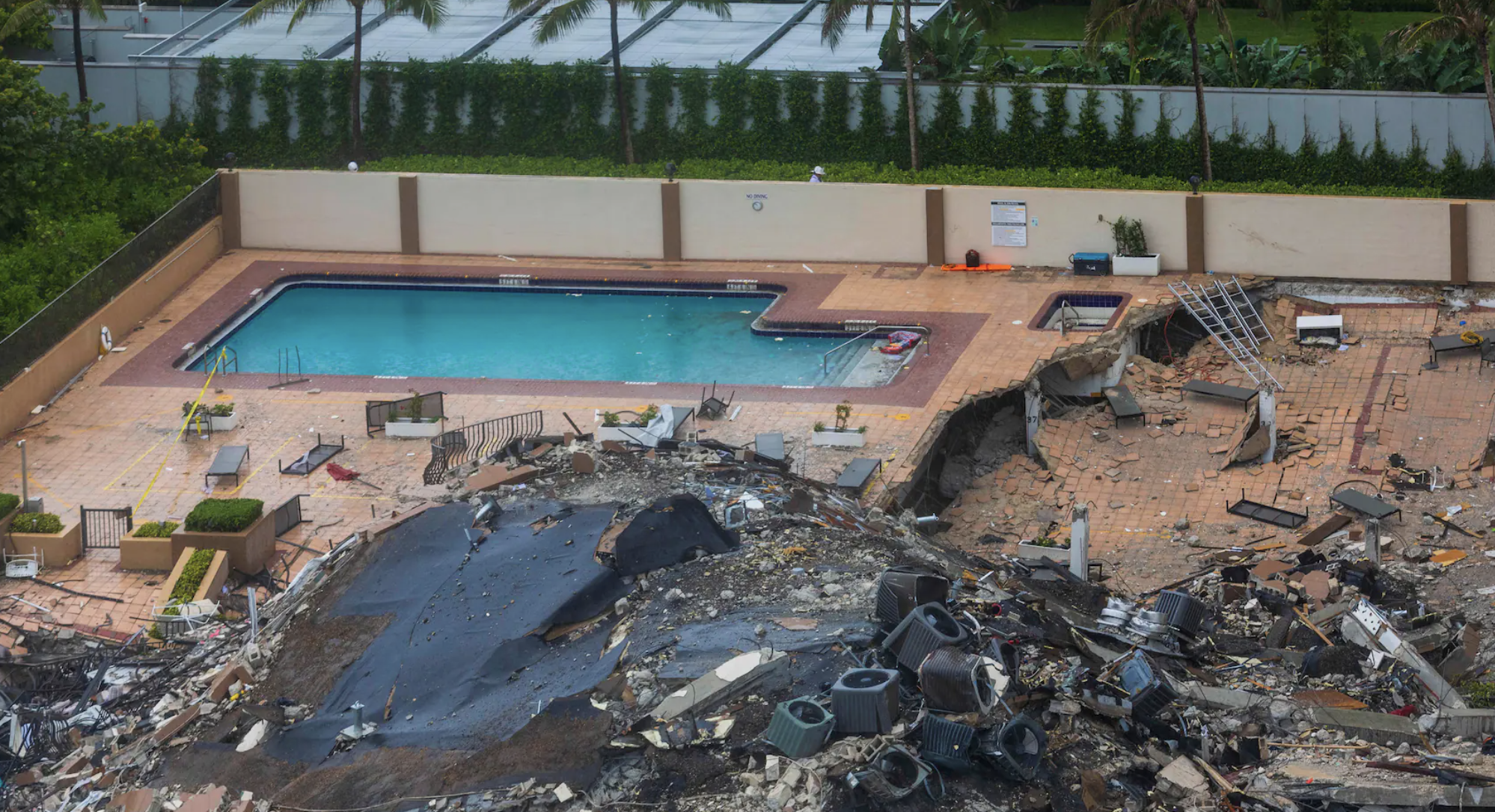 Según relatos de los testigos, una sección de la piscina colapsó de manera repentina minutos previos al derrumbe parcial del Champlain Towers. (Foto Prensa Libre: The Washington Post)