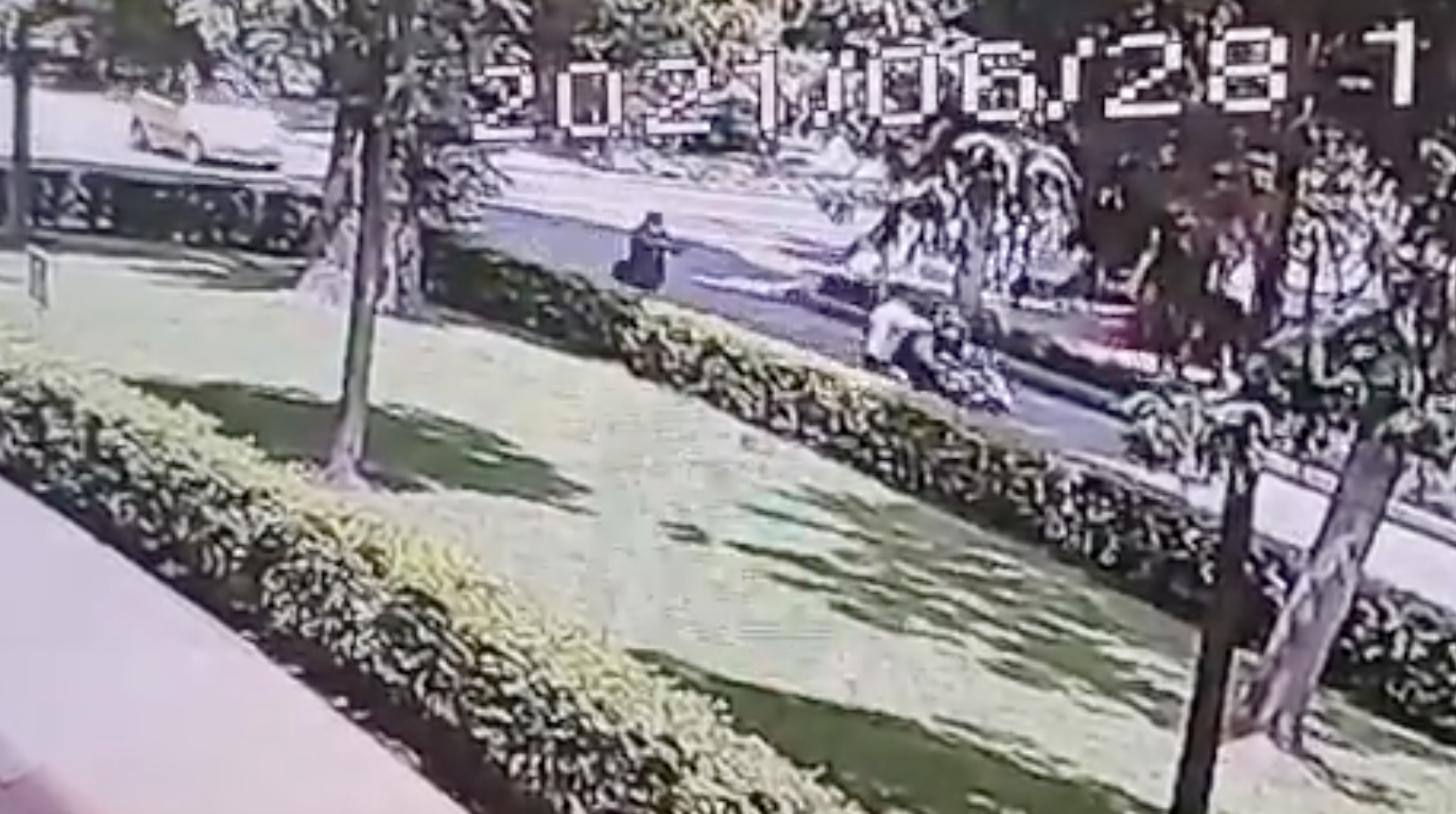 El individuo disparó en reiteradas ocasiones contra los dos ladrones en defensa propia. (Foto Prensa Libre: @ClombiaVerdade/Twitter)