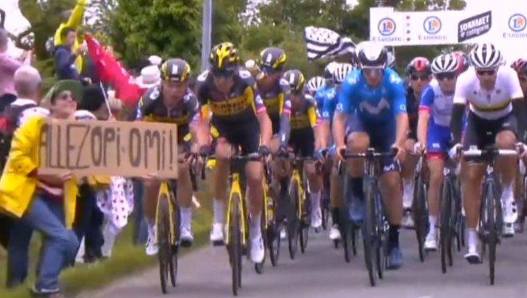 Esta aficionada, con una pancarta, causó un accidente masivo en el inicio del Tour de Francia. Este 30 de junio anunciaron su aprehensión. (Foto Prensa Libre: Twitter El Chiringuito