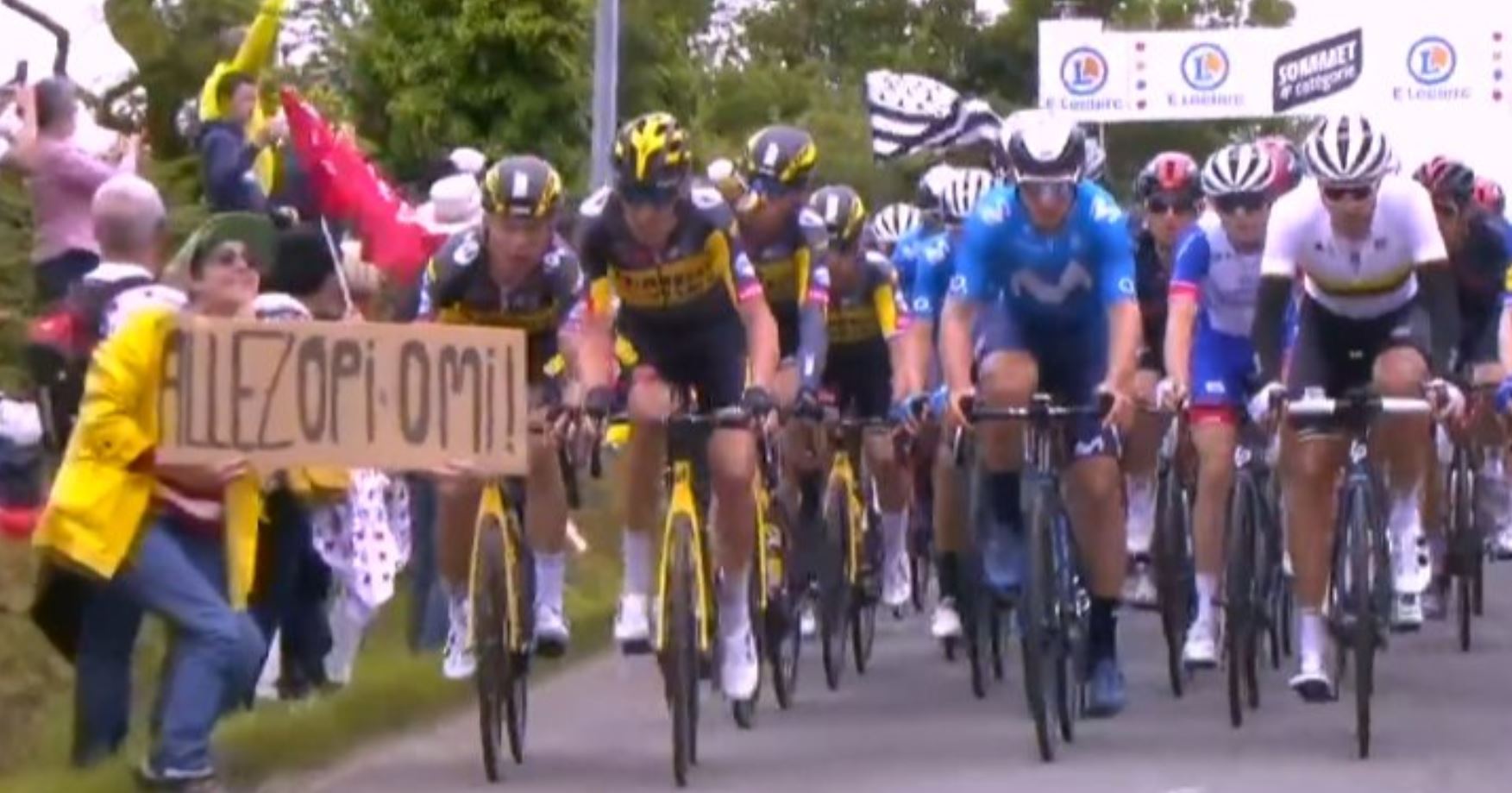 Aficionada con una pancarta causó un accidente masivo en el inicio del Tour de Francia. (Foto Prensa Libre: Twitter El Chiringuito)