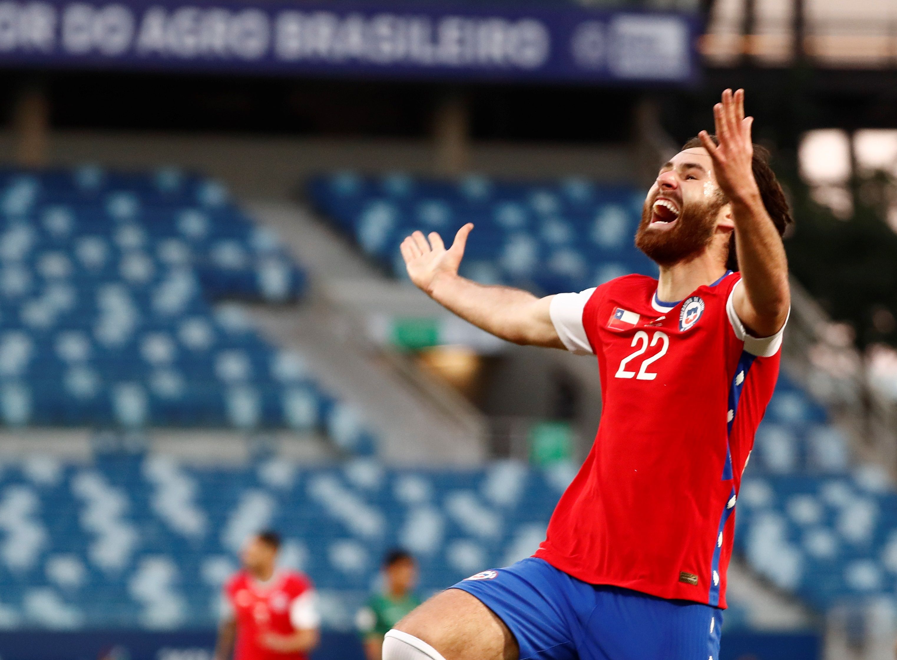 Benjamin Berenton de Chile celebra después de anotar contra Bolivia, en un partido por el grupo A de la Copa América en el estadio Arena Pantanal de Cuiabá (Brasil). Foto Prensa Libre: EFE.