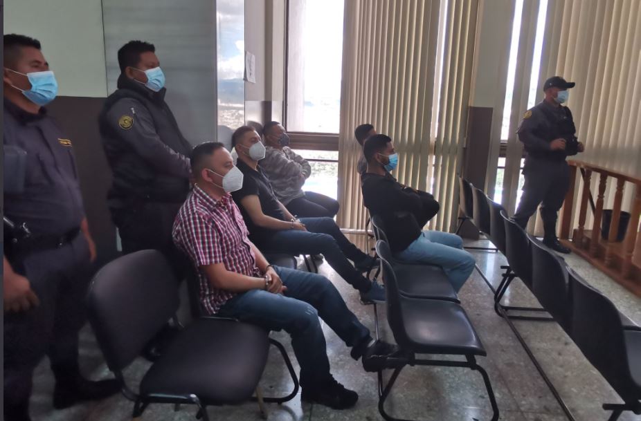 Los cinco condenados por la muerte del exmagistrado José Arturo Sierra, durante una audiencia. (Foto Prensa Libre: Edwin Pitán)