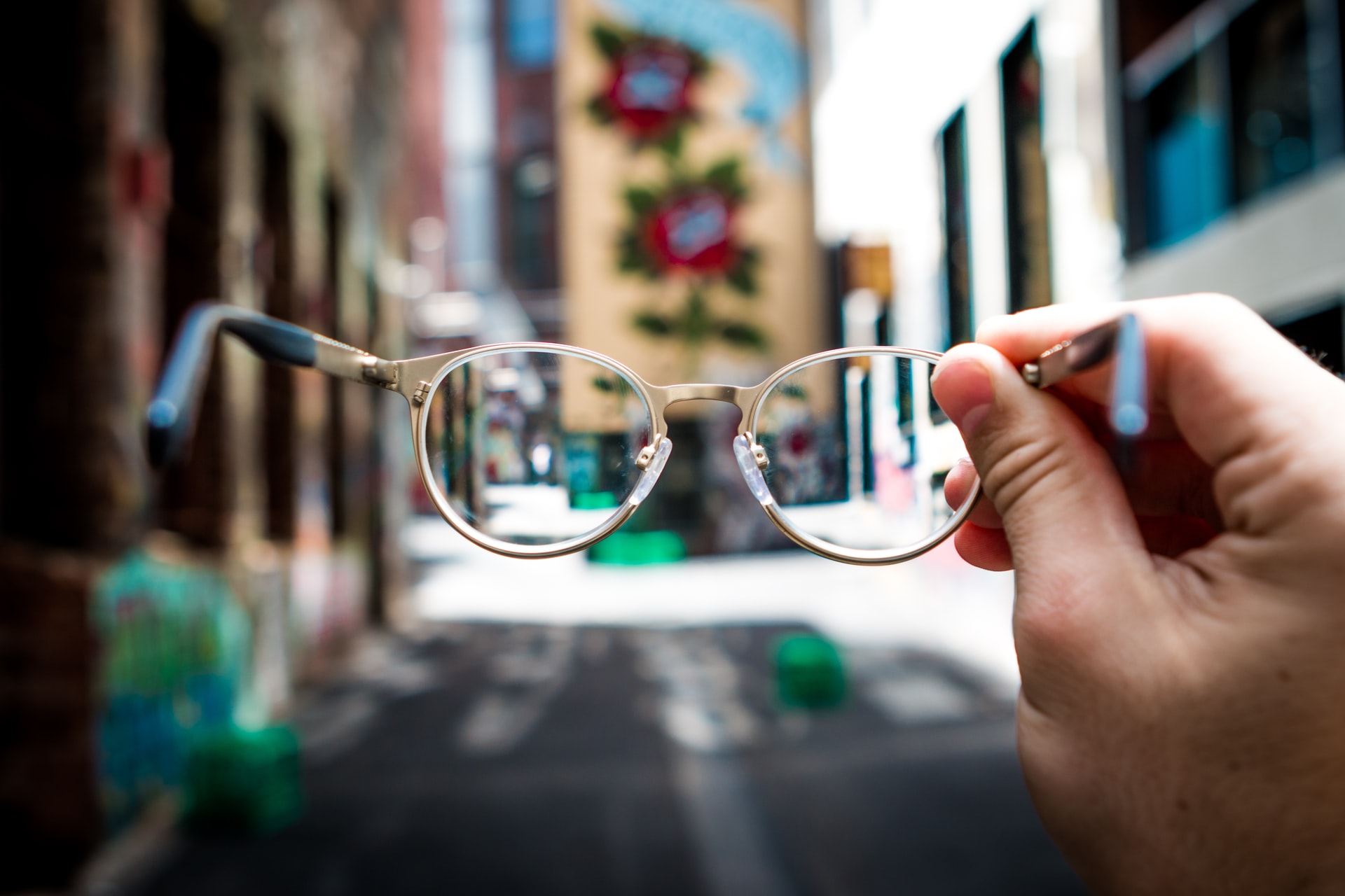 La miopía se puede tratar mediante el uso de anteojos que ayuden a enfocar los objetos que están lejos. (Foto Prensa Libre: Josh Calabrese on Unsplash).