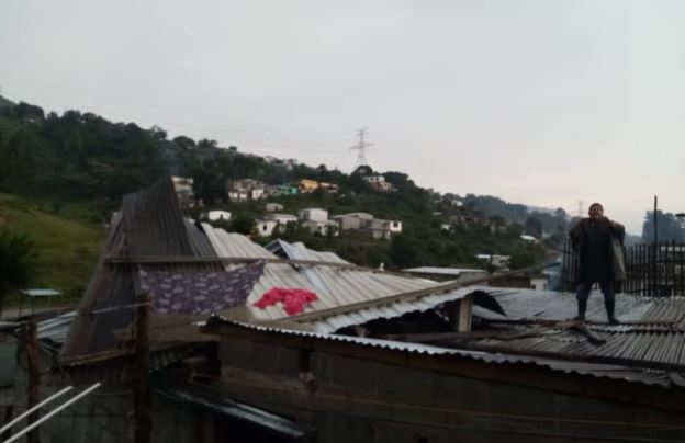Daño en techo de una vivienda por las lluvias en Tactic, Alta Verapaz. (Foto Prensa Libre: Conred) 

